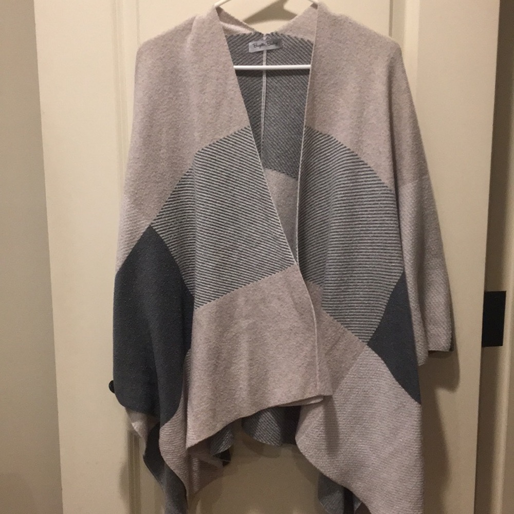 Brigitte Bailey Sweater Poncho wrap Cape closed buttons on sleeves open front OS